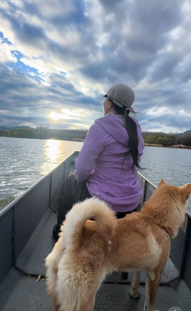 50岁龚琳娜独居深山,房子后面是一片坟地,离婚后养猫为伴不害怕