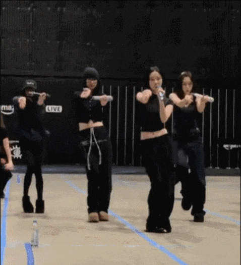 知名女团爱豆纤细双腿引担忧,网友呼吁:请不要再节食了 插图2 知名女团爱豆纤细双腿引担忧,网友呼吁:请不要再节食了 插图2