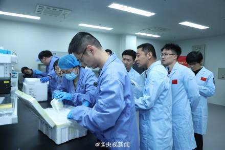 航天员带回近100斤太空特产