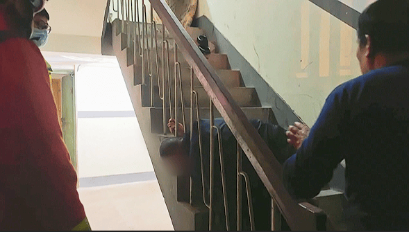 老人搬物下楼，竟被一只鞋“逼”到报警