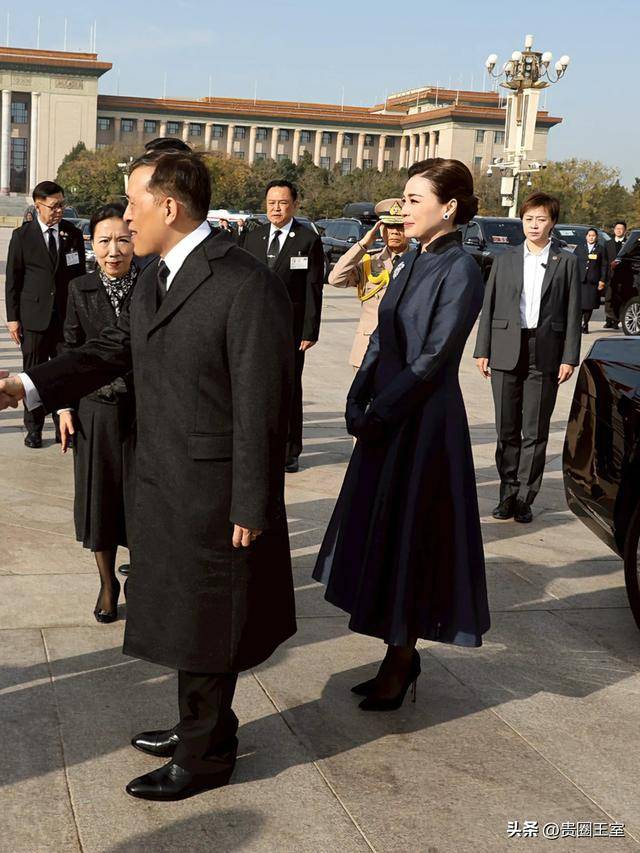 原创             苏提达不愧是空姐出身！同天换两双细高跟，灵隐寺行跪拜礼也轻松