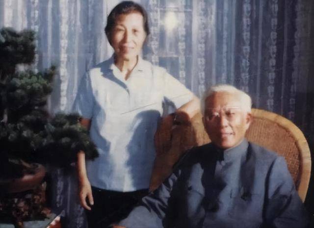 在告别仪式上,王蒂澂让女儿在周培源的口袋里放了一张纸条:"培源:你是