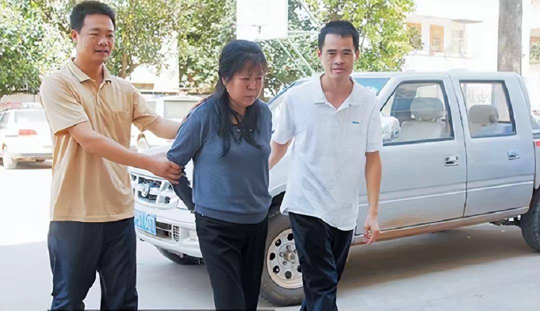 法官开庭审问时问时说陈莲香你还是不是人,知不知道你都犯了什么罪恶