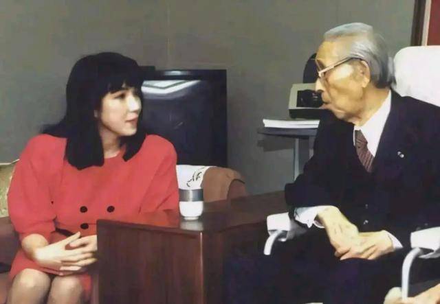 深挖 | 骑摩托、玩摇滚、猜拳赢了让老公跟自己姓……高市早苗,要多野有多野!