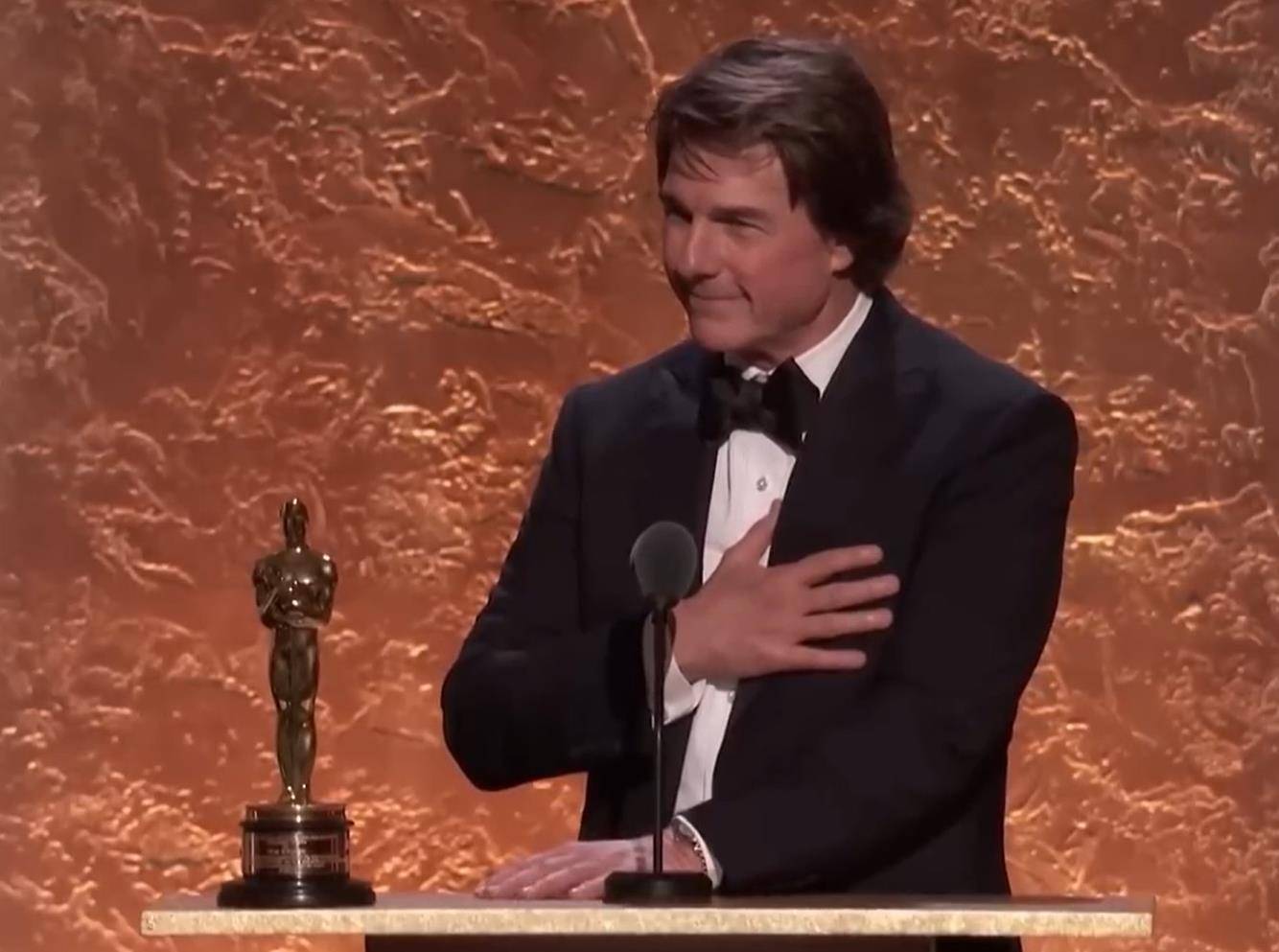 从影45年，63岁“阿汤哥”获奥斯卡终身成就奖，“希望不要再摔断太多骨头”