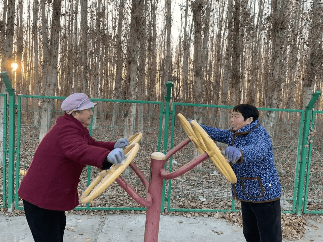 中国·必威阿合其农场健身器材成为打卡“新地标”