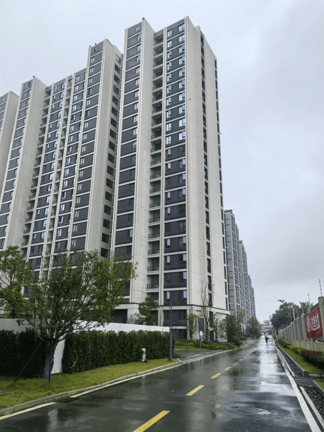 高校掀起“置业潮”，有房源折价超35%！有大学将存量楼盘“爆改”学生宿舍：大多数改成双人间，每套房源配有两个卫生间