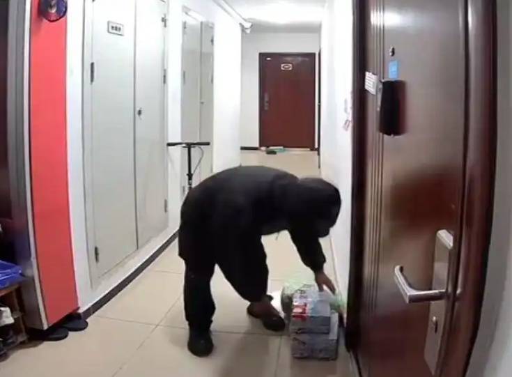 北京一小区楼道总有人左顾右盼？警方刑拘4人！