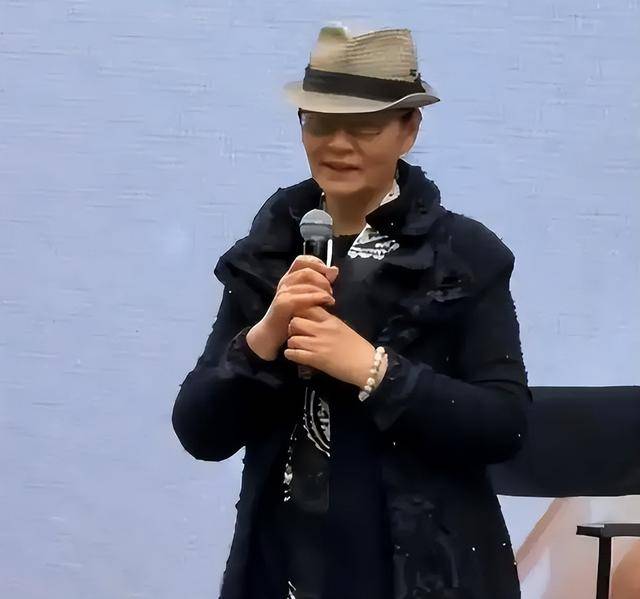 70 岁潘虹近况吓人，走路颤巍神情呆滞，40 年离婚真相藏不住