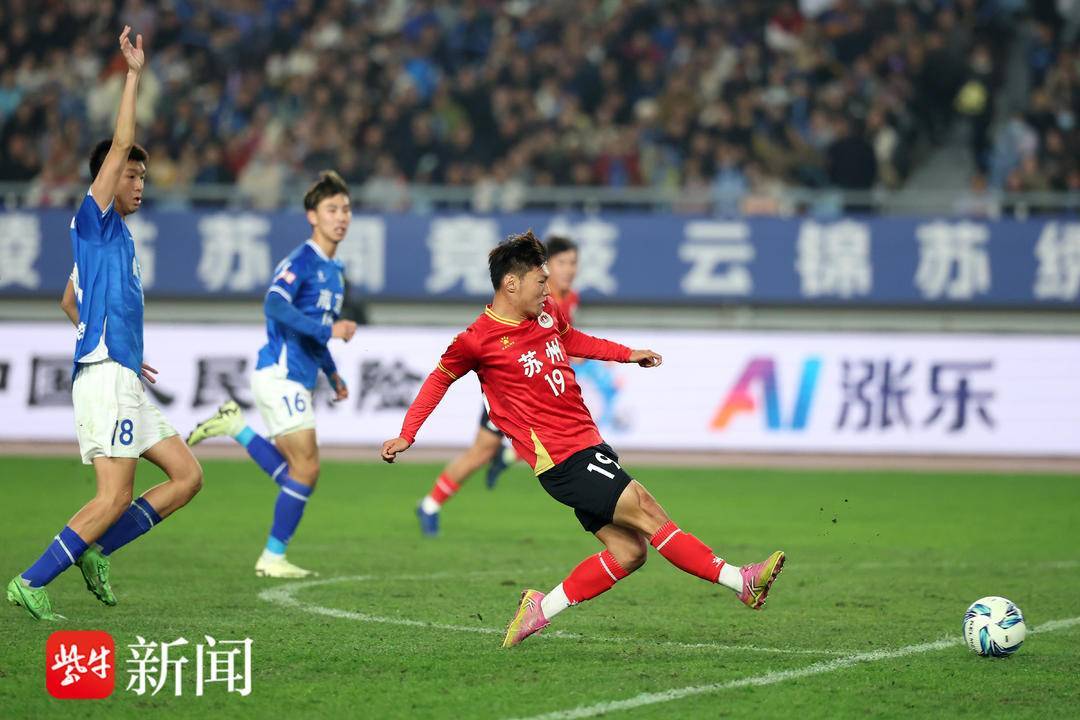 “苏超”上演续集南京队0：3不敌苏州队叫扬叔 - 全网最会整活的苏超球迷  足球圈热梗收割机