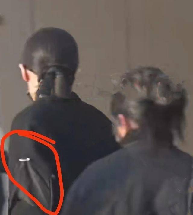 不装了!唐嫣在罗晋父亲葬礼上的3个细节,透露俩人如今真实状况