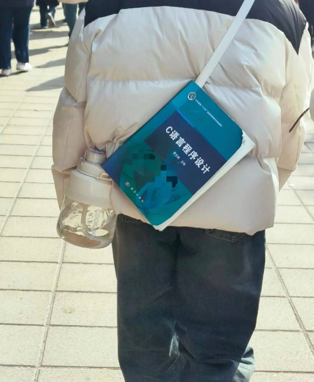 ��־�Ȼ��ͬѧ����һֻ è ȥ�Ͽ���