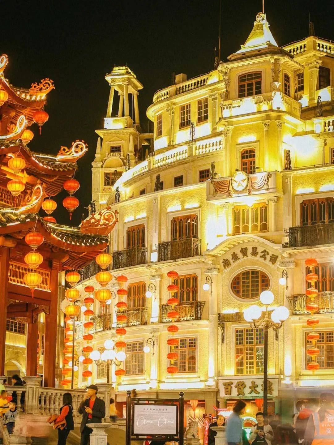 高高挂起的灯笼连成一片红海老妈宫的戏台有免费的表演时光在这一刻