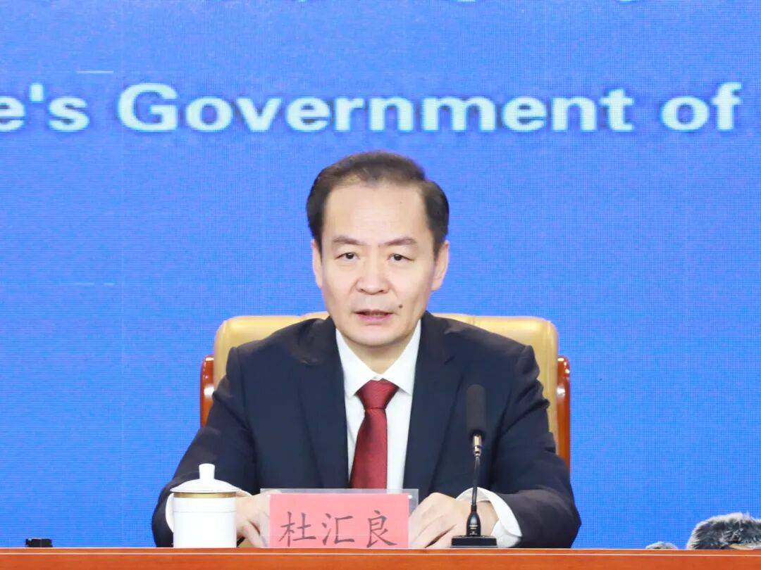 新闻发布会,自治区教育厅党组书记,厅长杜汇良出席发布会并作主题发布