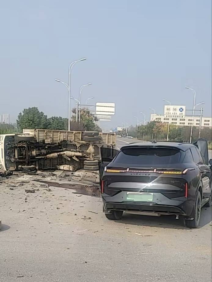 新能源汽车安全性能_领克08 EM-P真实事故表现_新能源汽车