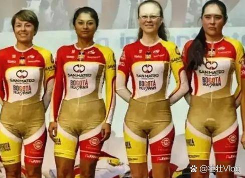 多么尴尬的衣服!这是拍摄于2014年波哥大女子自行车队队员的合影,她们身穿的队服让人看一眼真是直呼让人意想不到,也不知道设计师是怎么想的。乍一看,所有人的第一反应都是:这也太“凉快”了吧?甚至有人揉揉眼睛,以为这群自行车运动员是在上演什么限制级的行为艺术。但实际上,这是一场正经的竞技比...