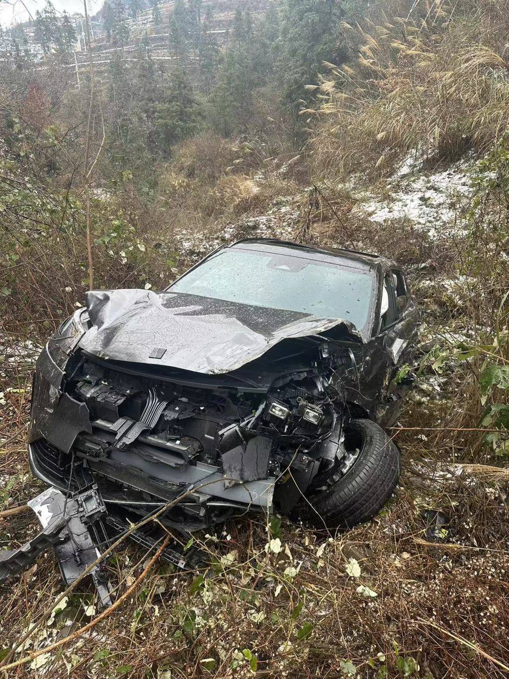新能源汽车_领克08 EM-P真实事故表现_新能源汽车安全性能