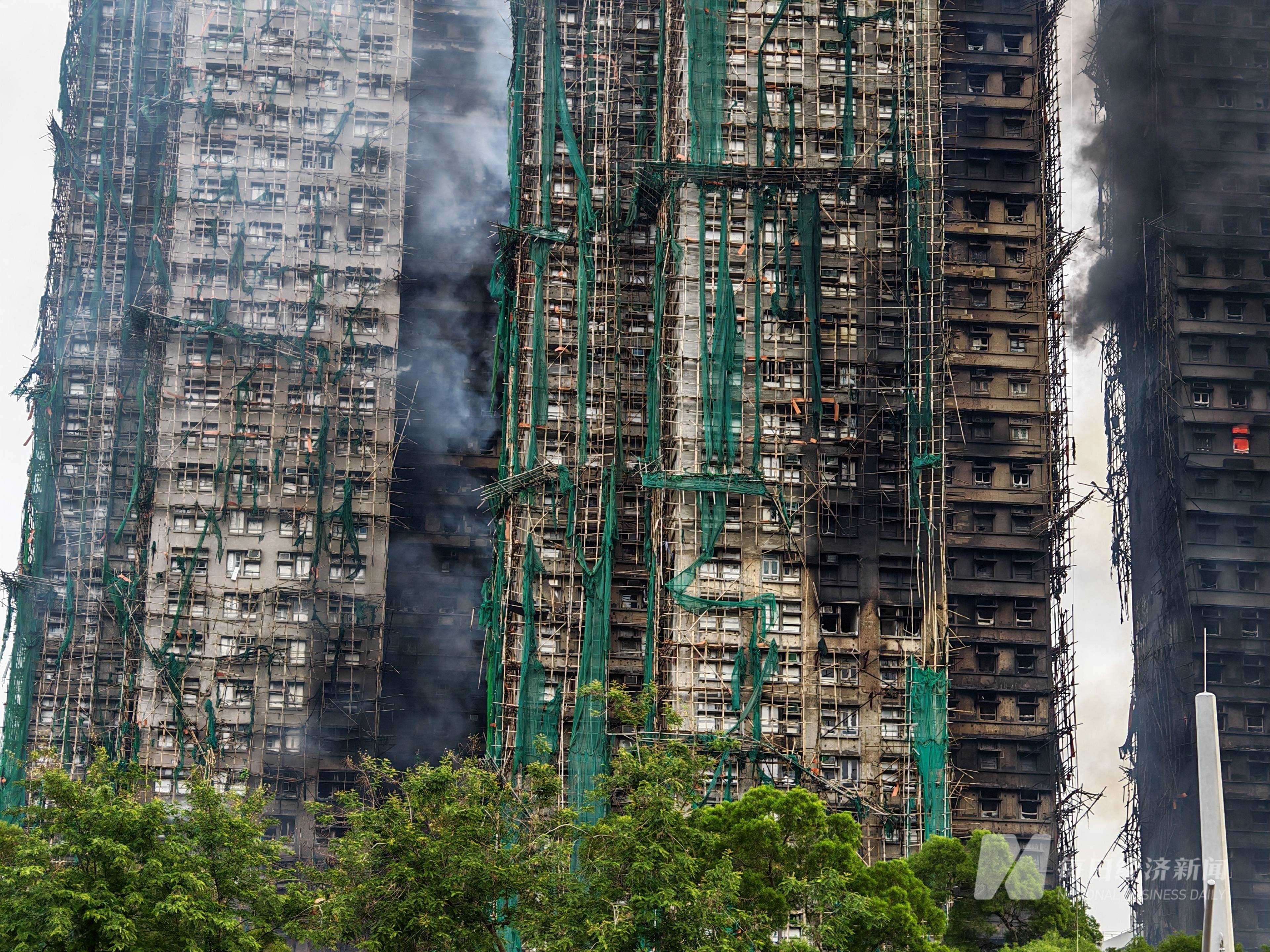 香港大埔火灾现场直击：明火逐渐被扑灭，消防员即将开始上楼搜救