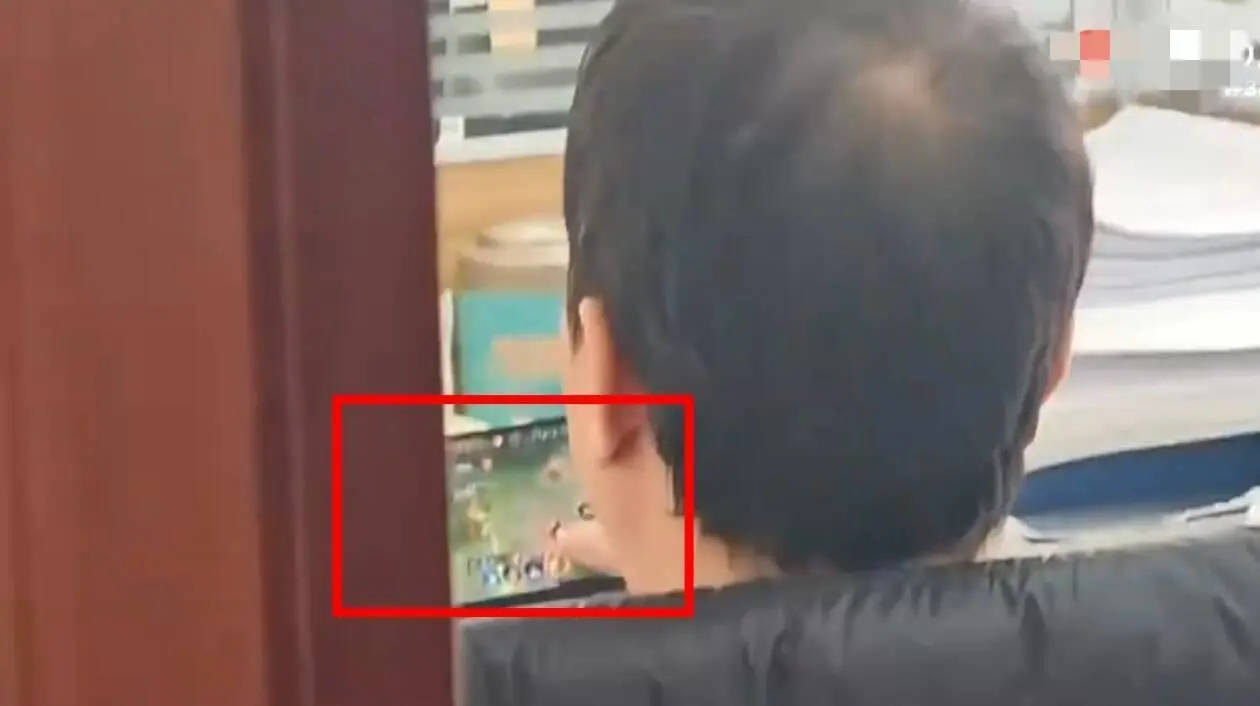 工作人员上班时间办公室打游戏敷衍来访群众？商洛市洛南县交通局：情况属实，正处理