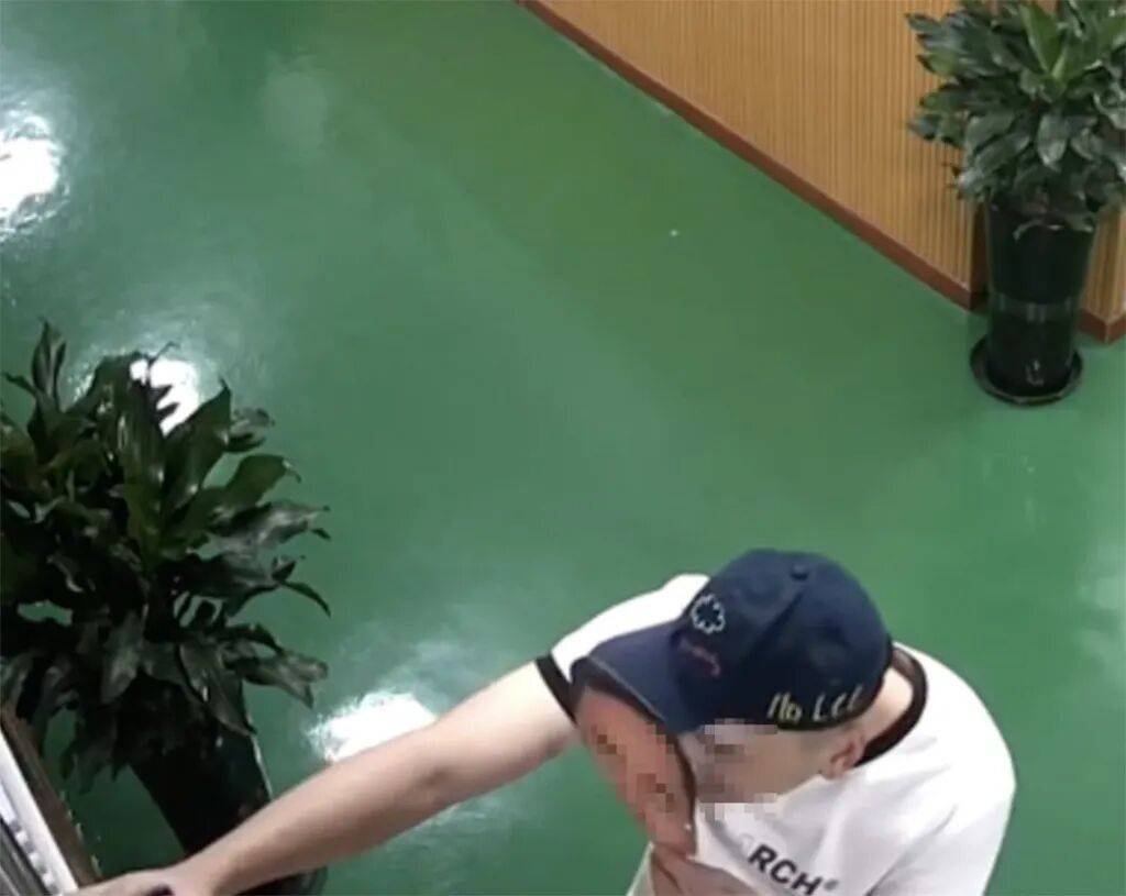 多名干部，被指用人脸面具“刷脸”考勤打卡