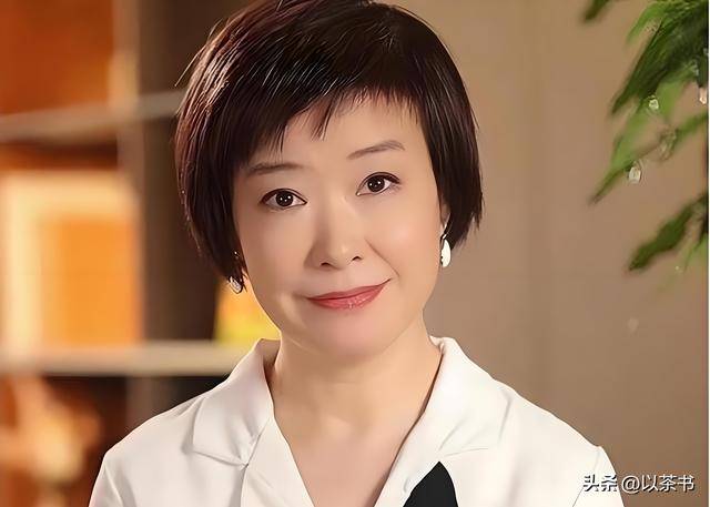 父亲是前央视台长，康辉是同班同学，她嫁初恋30年却至今无儿女