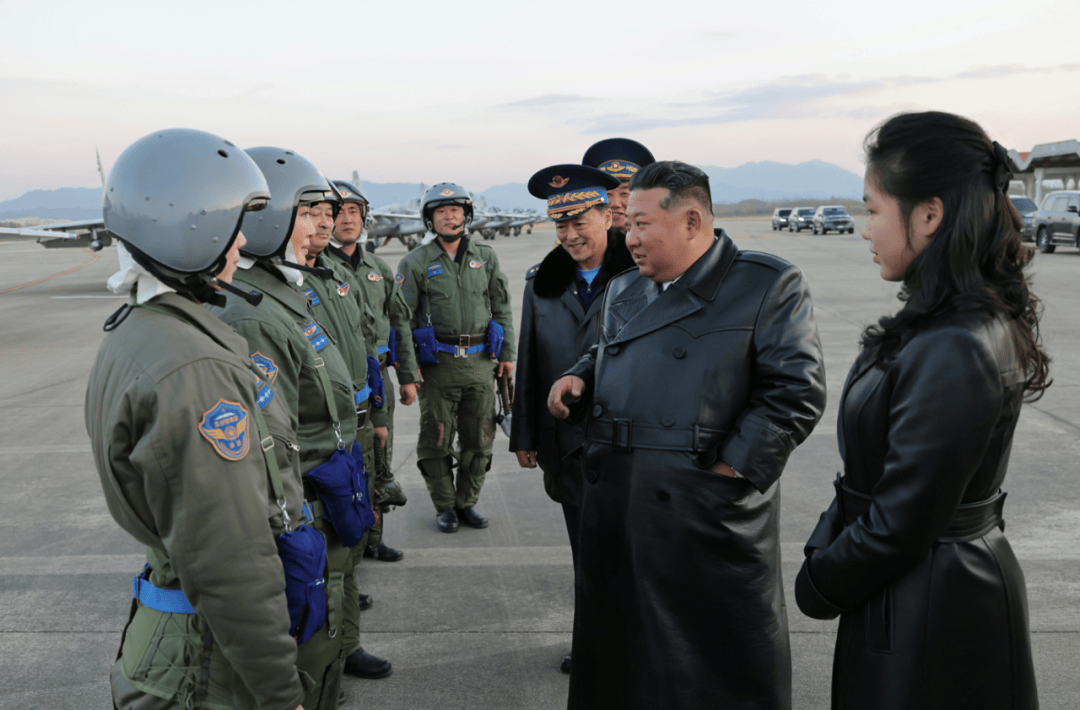 图片[8]-现场多图！金正恩携女儿着“亲子装”出席朝鲜空军活动，新导弹亮相 -华闻时空