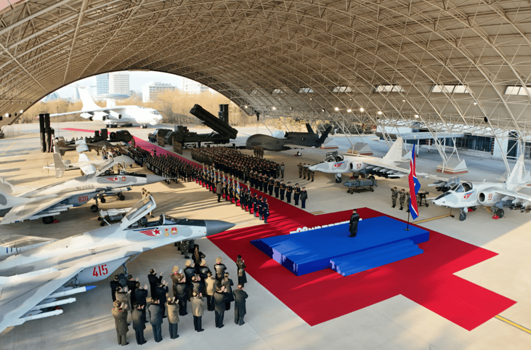 现场多图！金正恩携女儿着“亲子装”出席朝鲜空军活动，新导弹亮相 -华闻时空