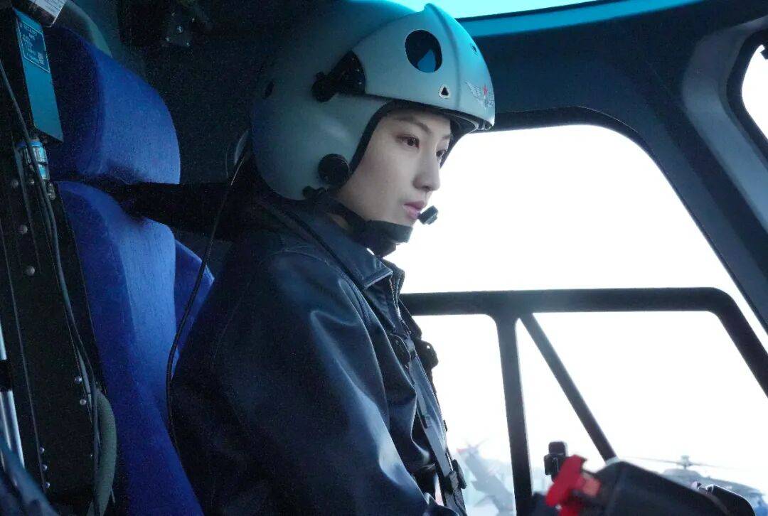 图片[3]-“00后”陆军女飞行员驾驶直升机，太飒了！ -华闻时空