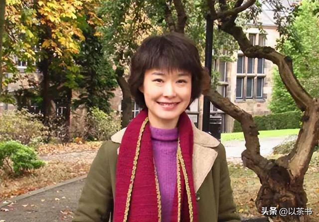 父亲是前央视台长，康辉是同班同学，她嫁初恋30年却至今无儿女