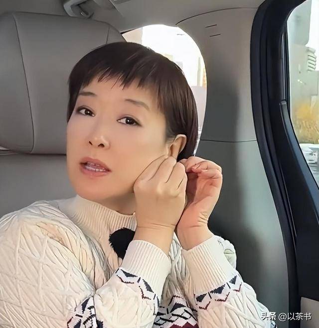 父亲是前央视台长，康辉是同班同学，她嫁初恋30年却至今无儿女