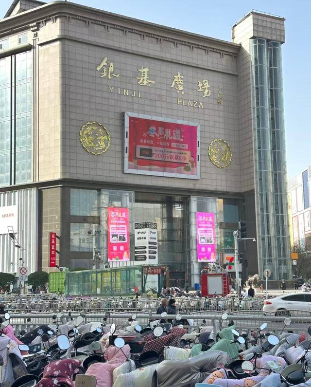 河南遇上最热11月，羽绒服卖不动？银基老板：“排骨款”成顶流，期待寒潮到来
