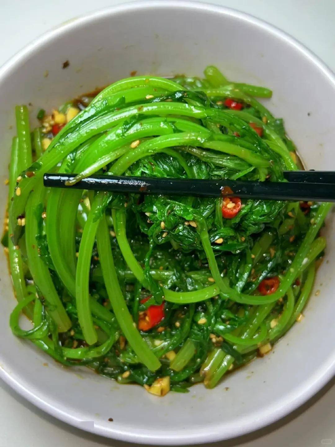 冬天要多吃茼蒿教你一个简单吃法清香入味吃着不腻口