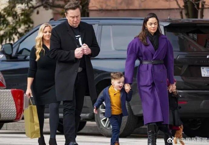 马斯克官宣小15岁高管女友，毕业于耶鲁大学是AI专家，马斯克母亲力赞：她又智慧又独立 -华闻时空