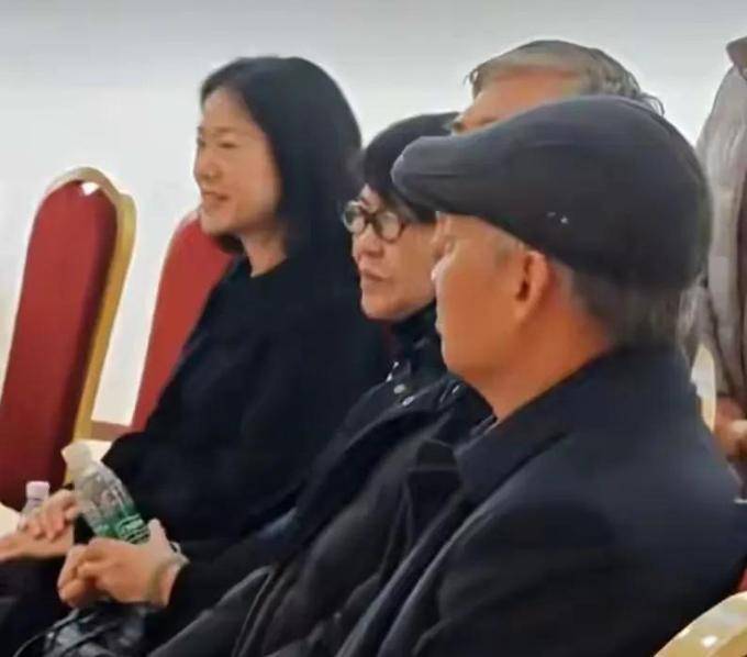 杨振宁逝世后翁帆首度参加活动,满脸微笑,翁母陪在身边心事重重