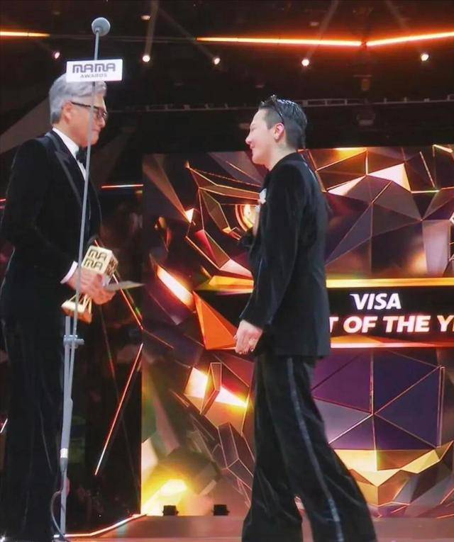 周润发没想到，叶倩文香港火灾后的一个举动，将他最后的体面撕碎