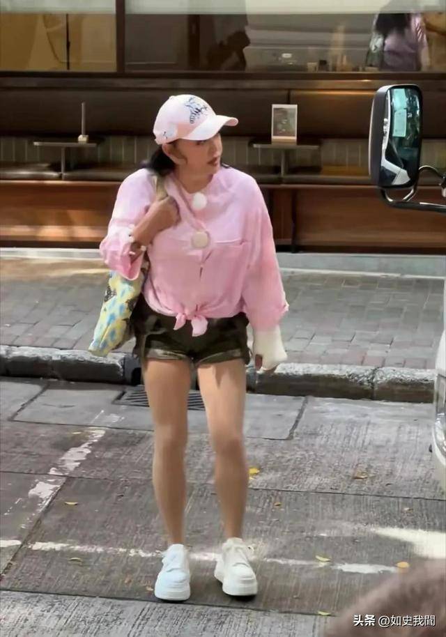 刘晓庆担忧的事发生了!意外摔倒、分不清人,75岁终是败在年纪上