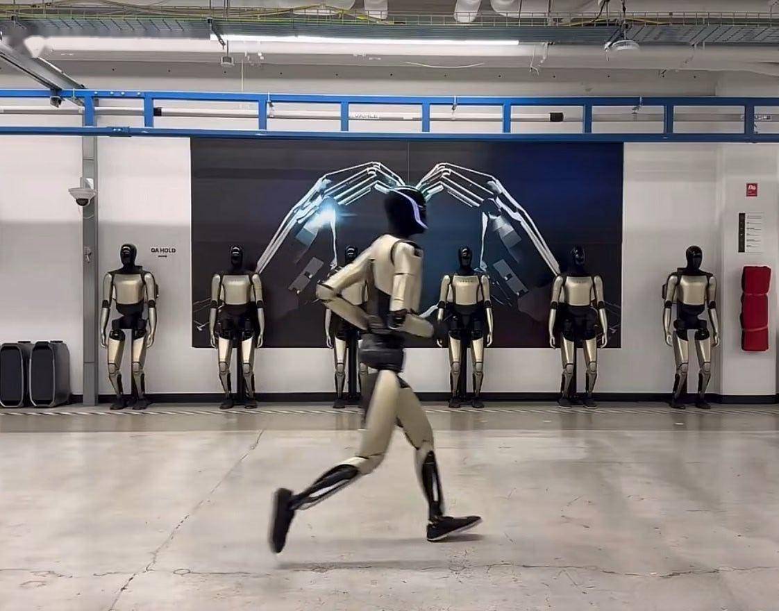特斯拉发布人形机器人跑步视频-百货之家