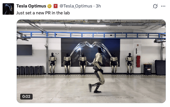 人形机器人跑起来了，特斯拉最新发布，团队：刷新了个人纪录！此前马斯克承诺明年实现量产，希望售价在2万至3万美元