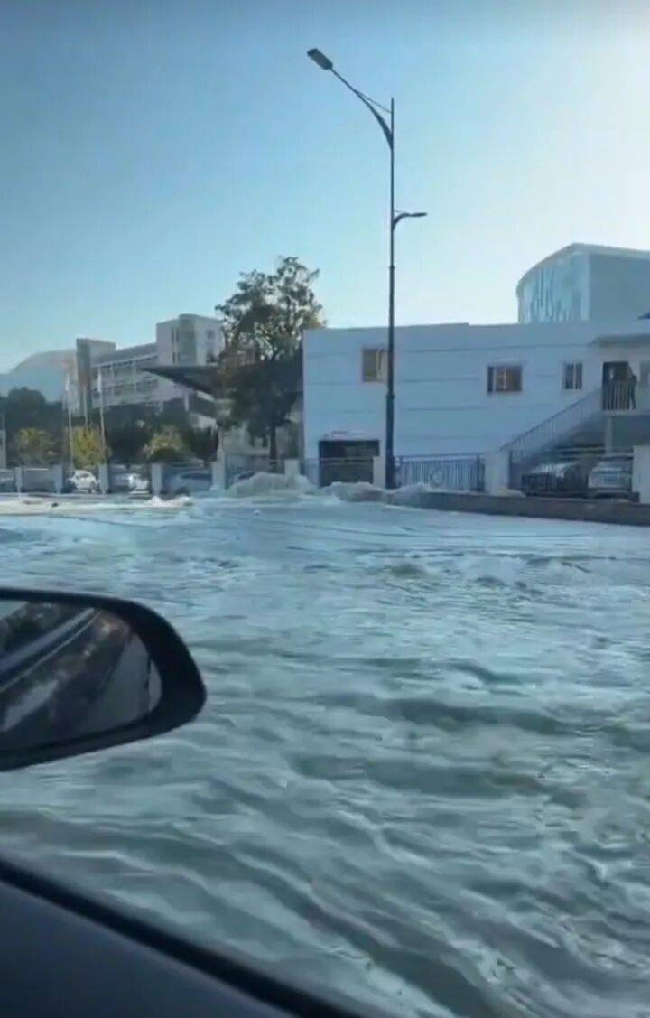 杭州街头地下水管爆裂,有市民坐橡皮筏过马路?水务集团回应:已止水排水,正检查原因
