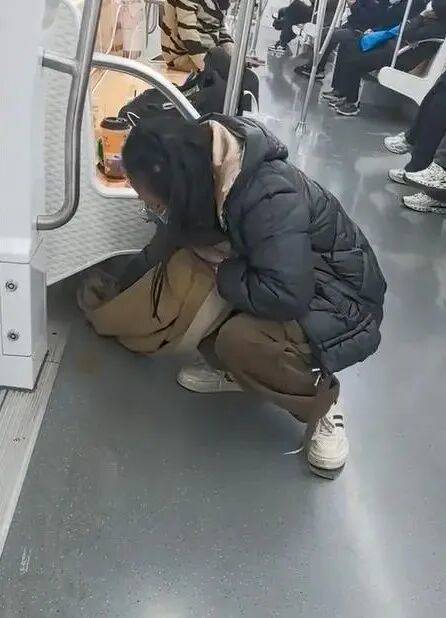 全网寻找的用围巾擦奶茶的女乘客找到了，当事人回应：只是做了自己该做的事