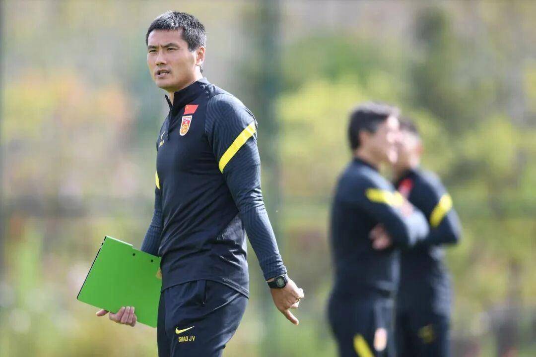 邵佳一押注00后天团，国足换血能逆袭，青春风暴真能刮走阴霾？