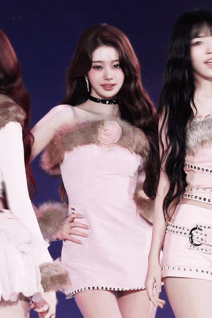 她惊艳亮相“AAA 2025”,美貌引发热议 插图3 她惊艳亮相“AAA 2025”,美貌引发热议 插图3