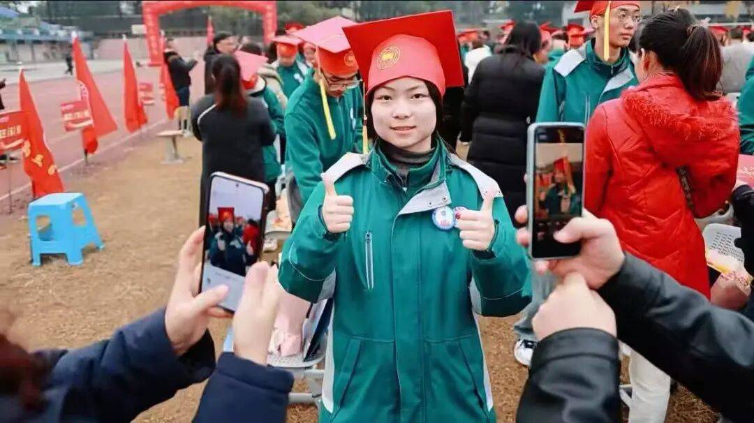 凌懿钰阆中中学高三1班学生我觉得成人礼对我们来说不仅是个人的一种