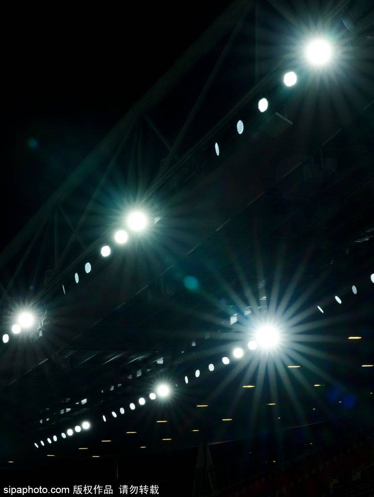 国安未获亚足联批准展示足协杯奖杯，球迷闪光灯致敬