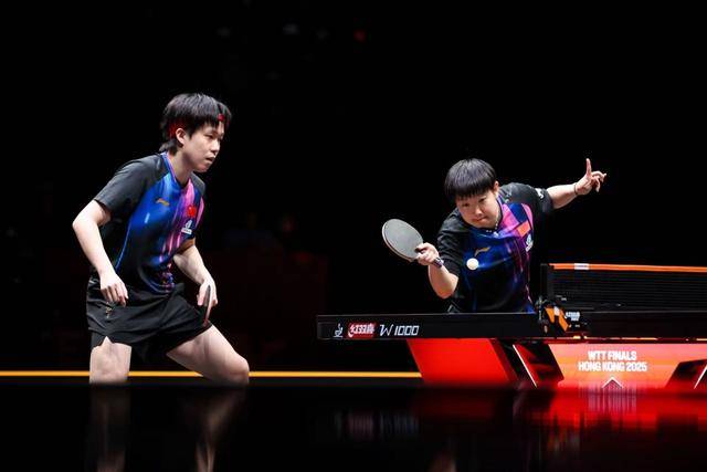 WTT香港总决赛：绝了！孙颖莎/王楚钦全程“零交流”赢下世界第一的队友