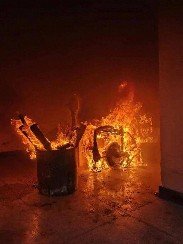 高层起火，卫生间是理想的避难场所？实测：11分钟就撑不住，最佳场所有个点很关键