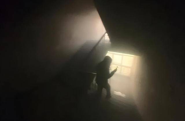 高层起火，卫生间是理想的避难场所？实测：11分钟就撑不住，最佳场所有个点很关键