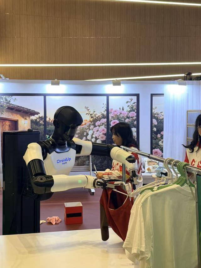 上海GDPS 2025：从插花、搬运到应急救援…… 机器人本领迎“大检阅”