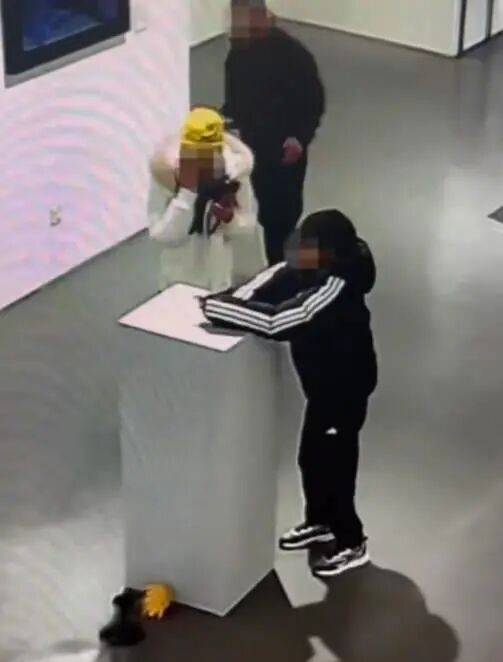 千万粉网红张凯毅回应4斤黄金凤冠被毁坏 未联系男童家属索赔(图3)