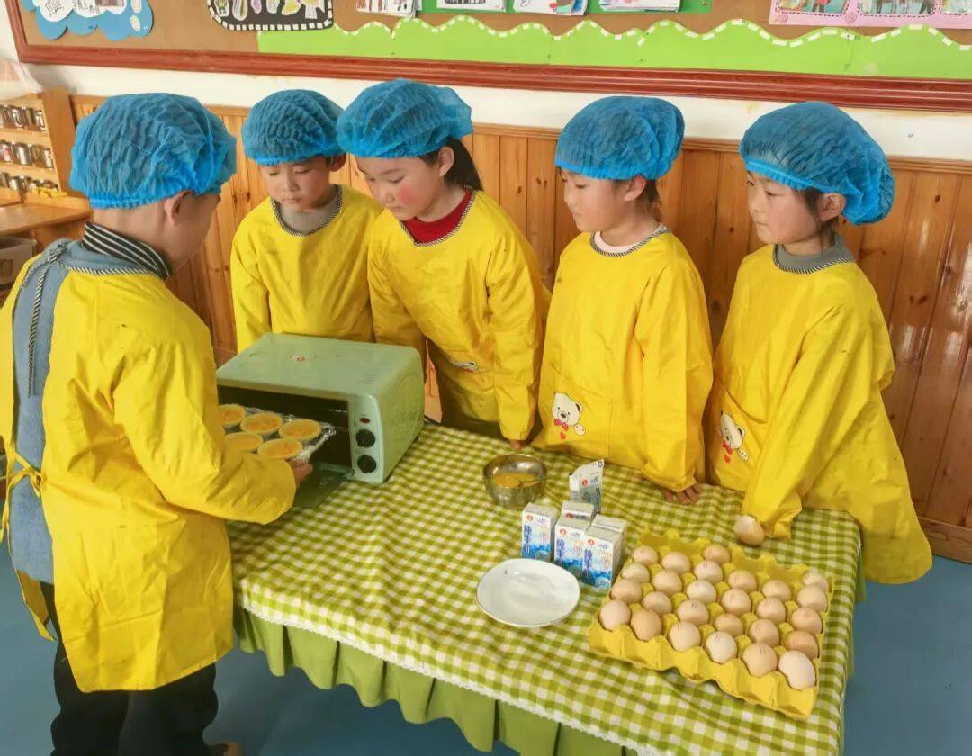 锻炼幼儿的生活实践能力,12月19日,丰阳镇中心幼儿园开展蛋挞烘焙活动